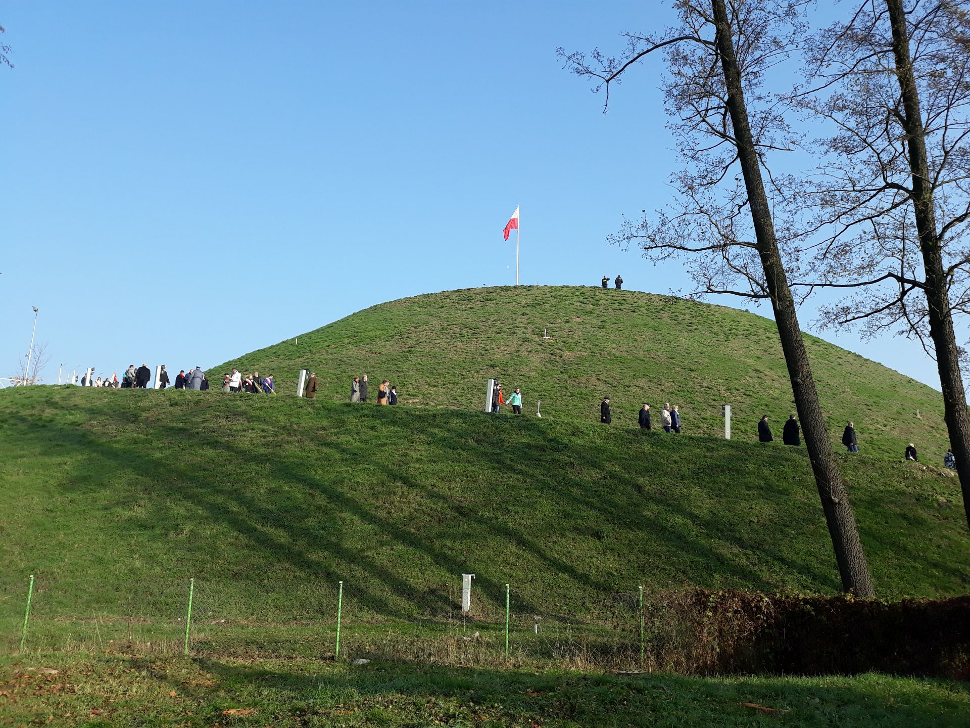 Widok ogólny kopca z flagą na szczycie