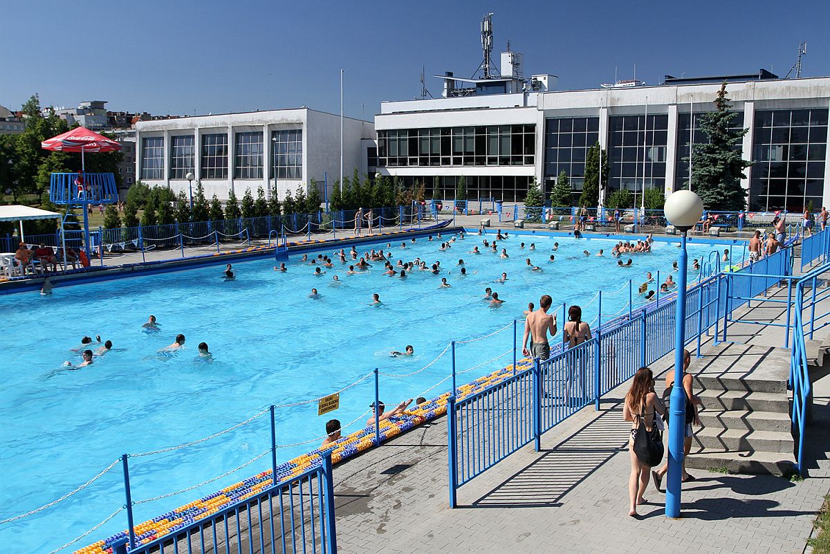 Pływalnia Chwiałka, widok ogólny, ludzie w basenie (fot. Adam Ciereszko)