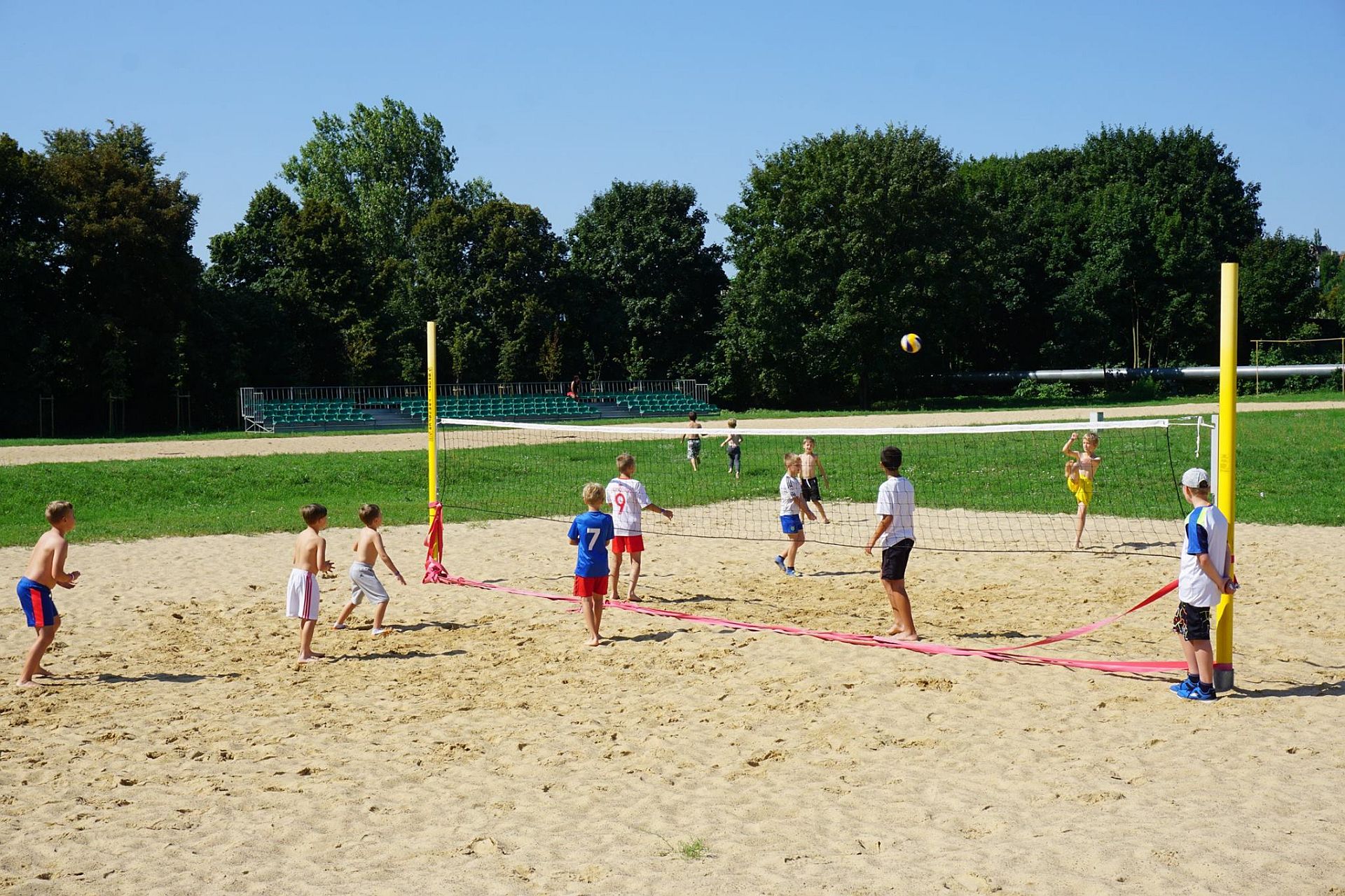Dzieci grają w siatkówkę plażową
