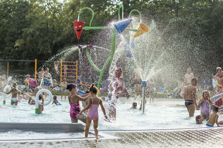 basen w parku Kasprowicza - dzieci w brodziku
