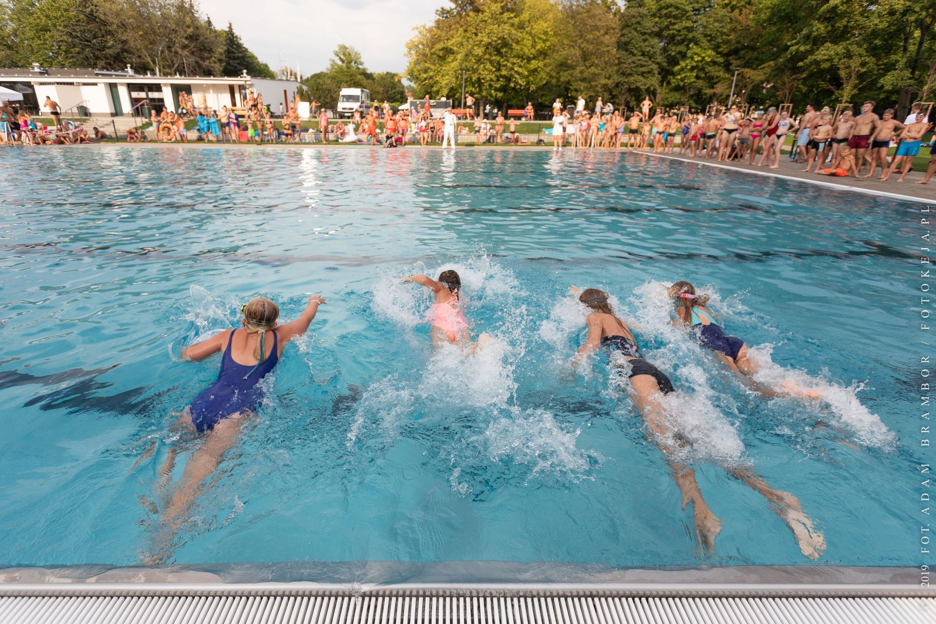 Łazarski wyścig australijski - Dzieci w basenie
