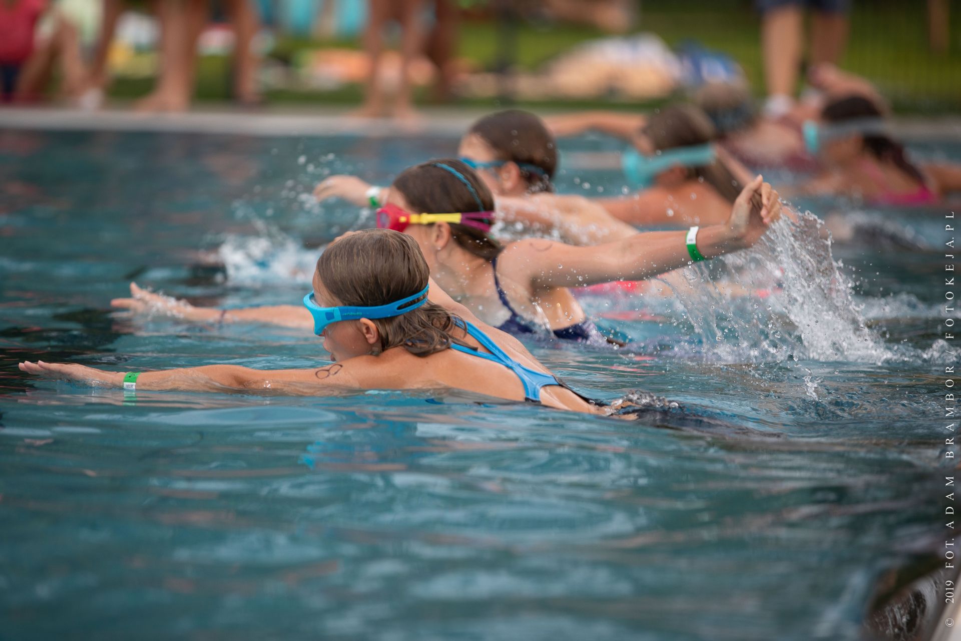 Łazarski wyścig australijski - Dzieci w basenie