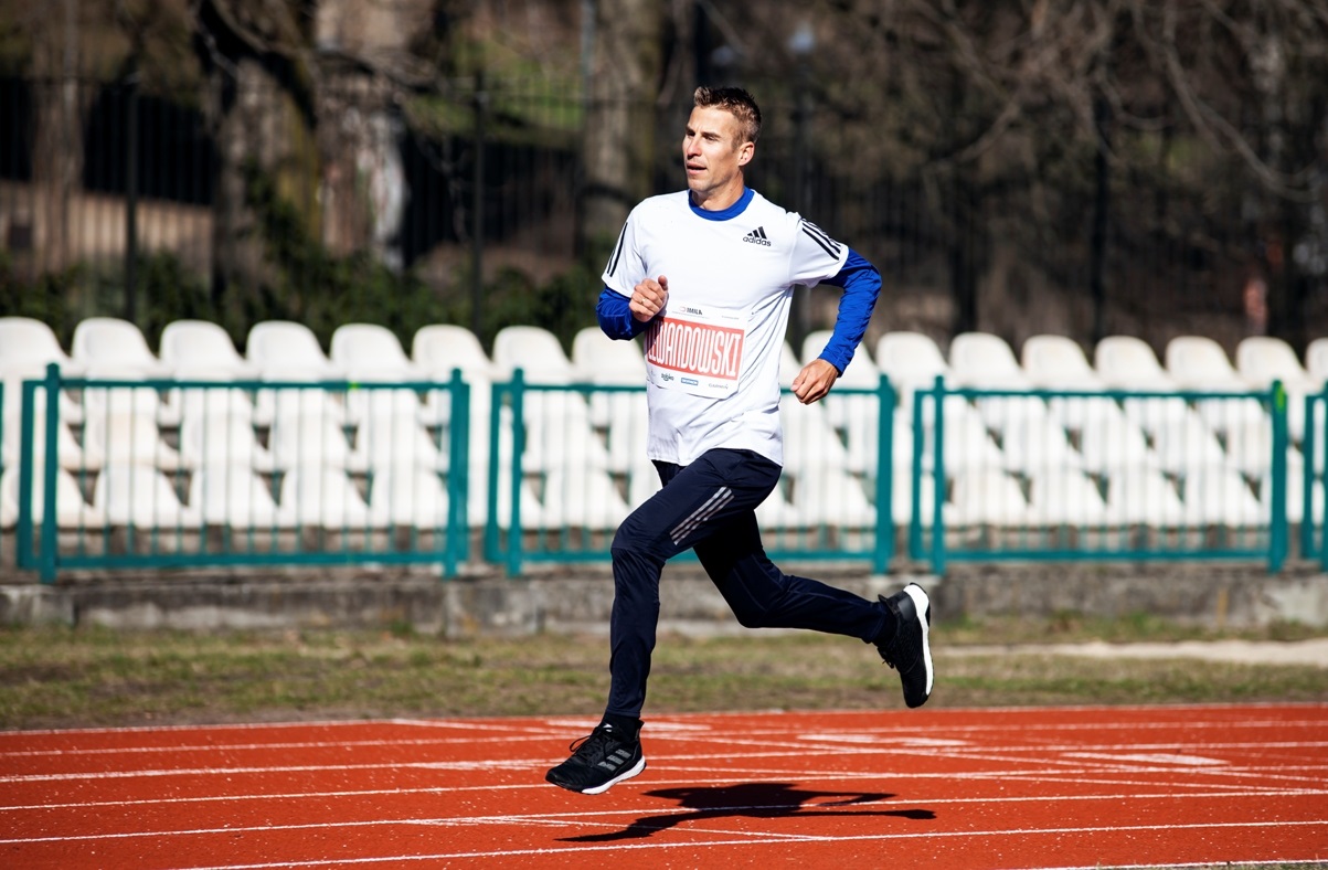 Marcin Lewandowski biegnie na bieżni