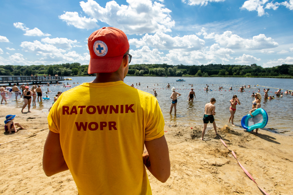 Rusałka - ratownik obserwuje ludzi w jeziorze