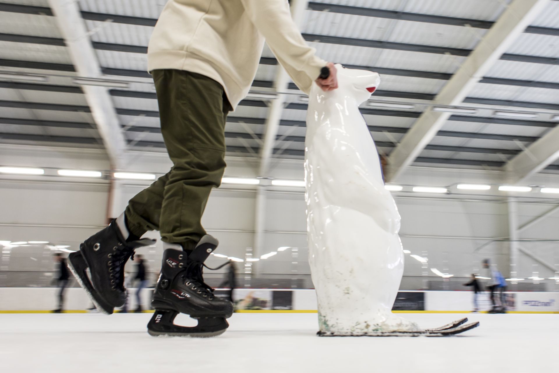 dziecko z misiem - podpórką do nauki jazdy na lodzie (fot. Adam Ciereszko)