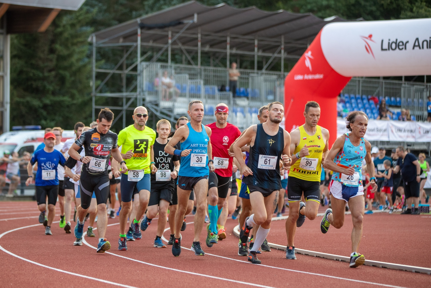 Poznanskie Bieg Otwarcia Igrzysk 2021 Biegacze na bieżni