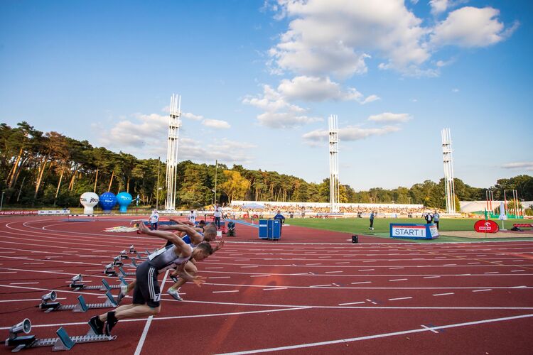 Stadion Lekkoatletyczny Golęcin - start biegu na 100 metrów mężczyzn (fot. Adam Ciereszko)