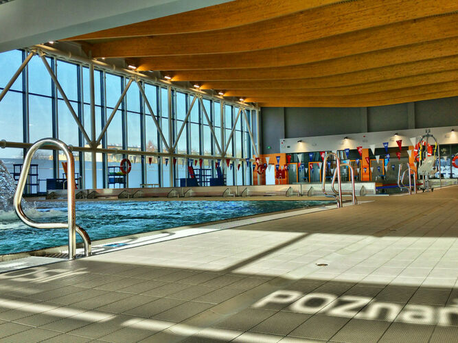 Pływalnia Winogrady - hala basenowa napis Poznań