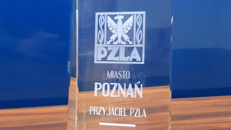 Statuetka z napisem Miasto Poznań Przyjaciel PZLA