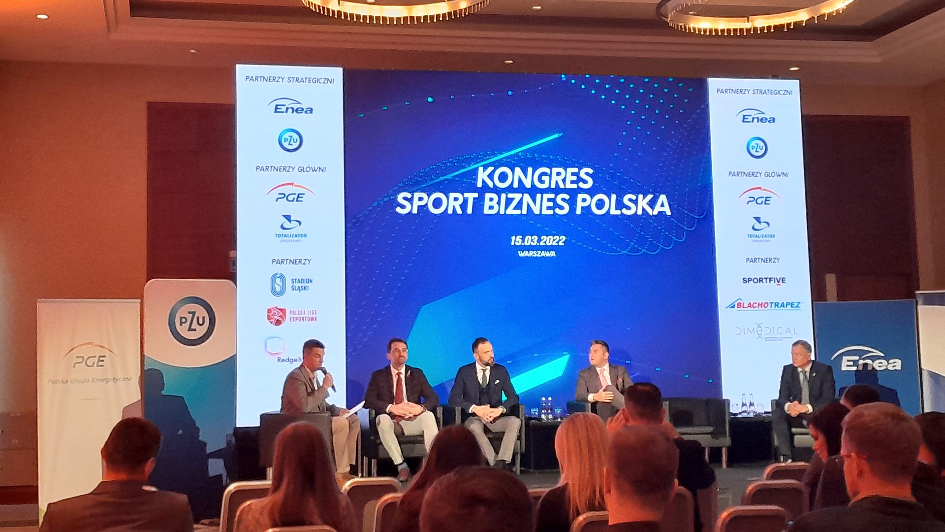 Sport Biznes Polska uczestnicy konferencji rozmawiają na podwyższeniu