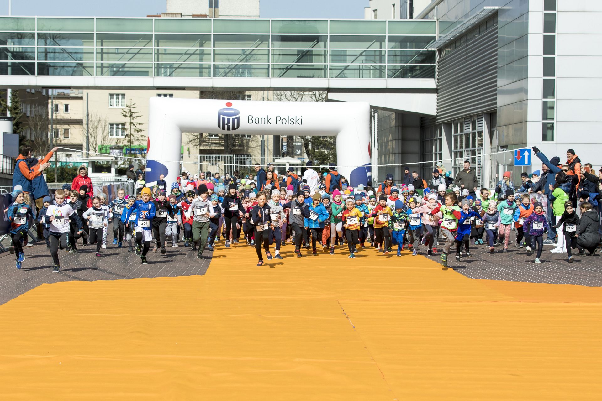 Dzieci startują w biegu na Międzynarodowych Targach Poznańskich
