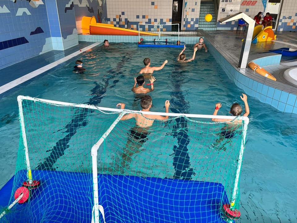 Dzieci grają w piłkę wodną na pływalni Atlantis