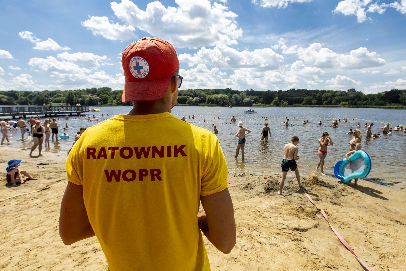 Ratownik obserwuje kąpiących się na kąpielisku Rusałka