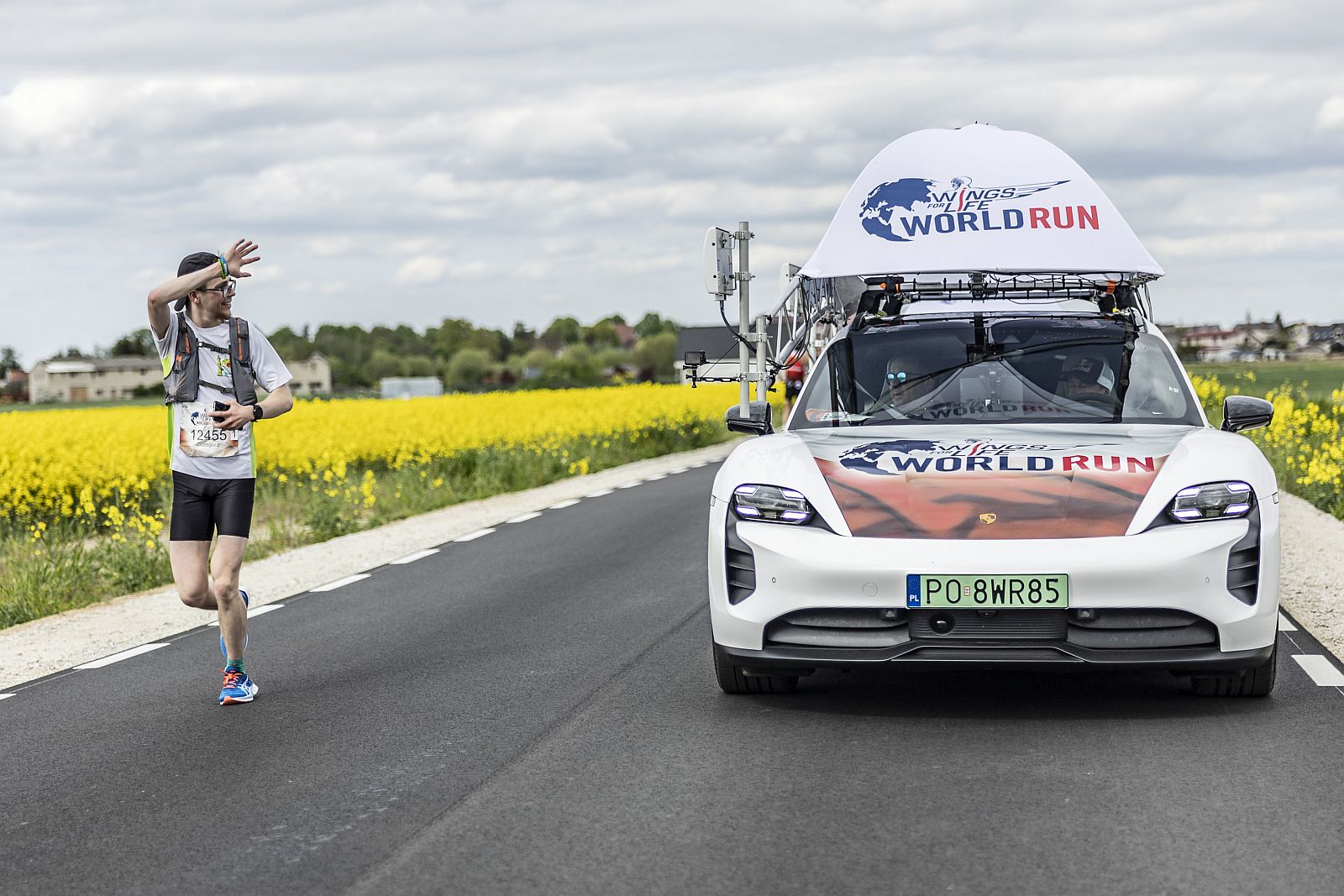 Samochód pościgowy ściga uczestnika na trasie biegu (fot.Marcin Kin)