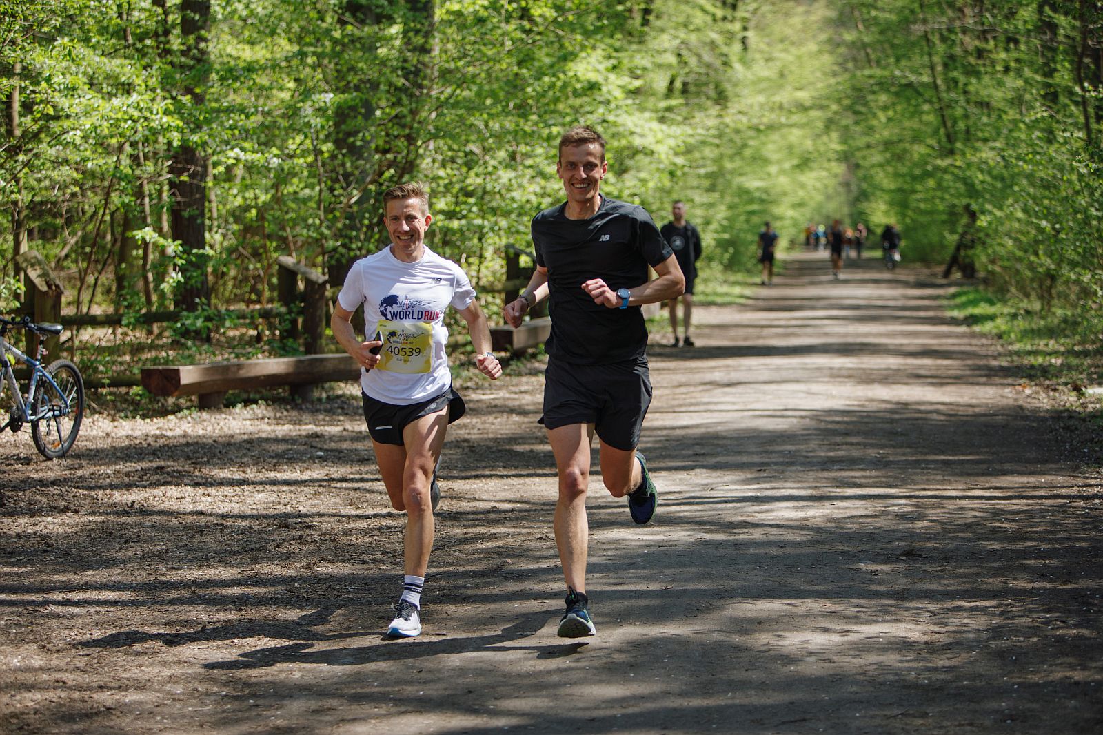 Zawodnicy biegną drogą przez las (fot. Dorota Szulc)