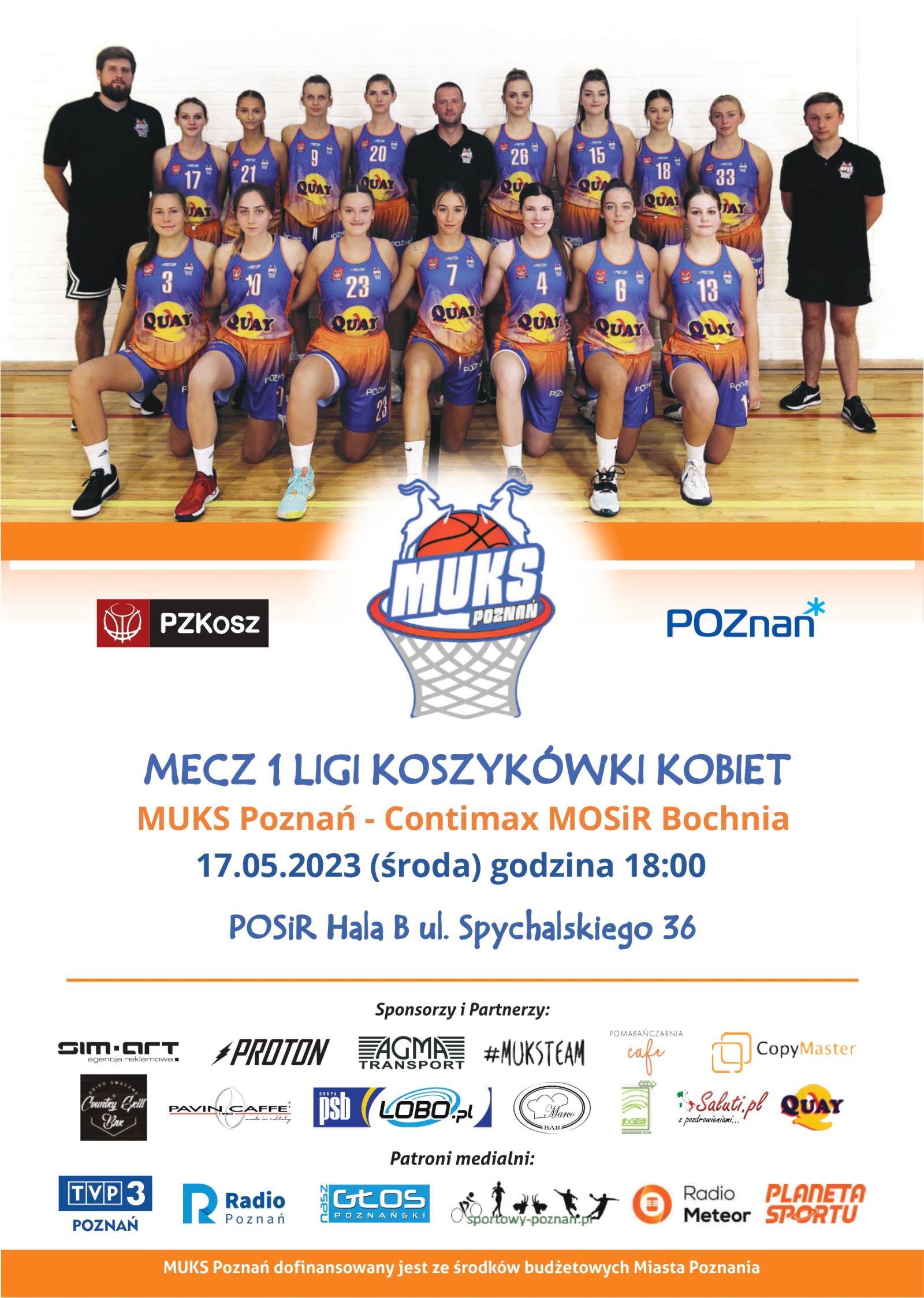 Plakat meczu ze zdjęciem drużyny koszykarek MUKS razem z trenerem.