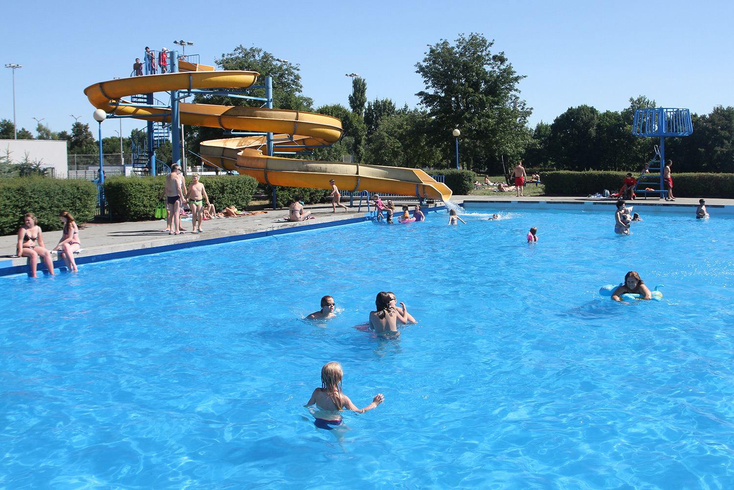 Pływalnia Chwiałka - basen ze zjeżdżalnią w wodzie kąpią się dzieci
