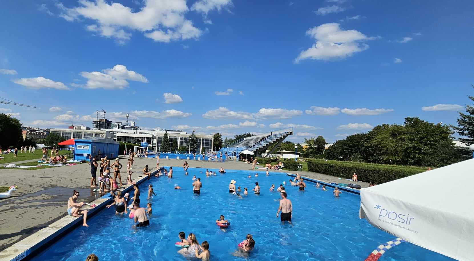 Pływalnia letnia Chwiałka - ludzie w basenie