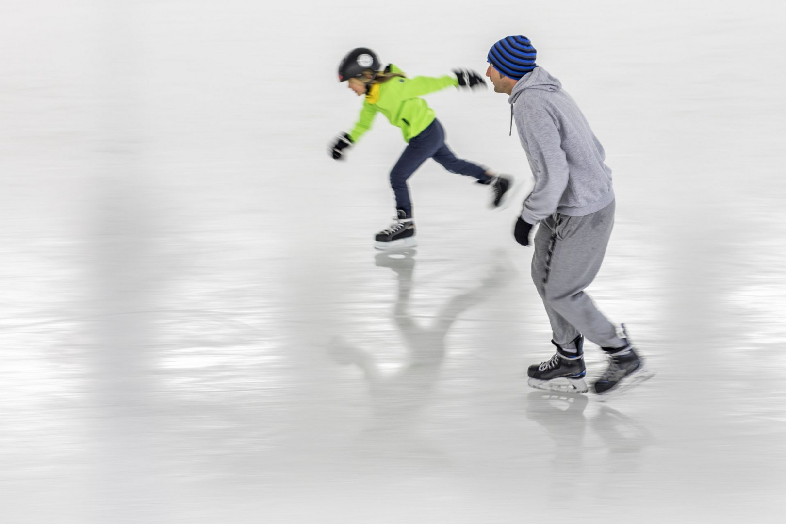 Mężczyzna i dziewczynka na lodzie