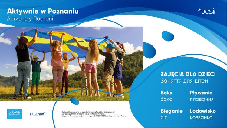 Plakat zajęć ze zdjęciem dzieci bawiących się niebiesko-żółtą chustą