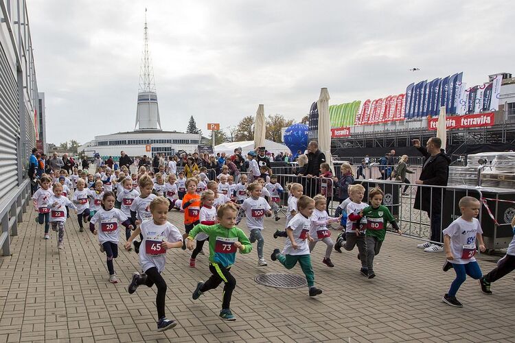 Grupa dzieci biegnie na terenie Międzynarodowych Targów Poznańskich