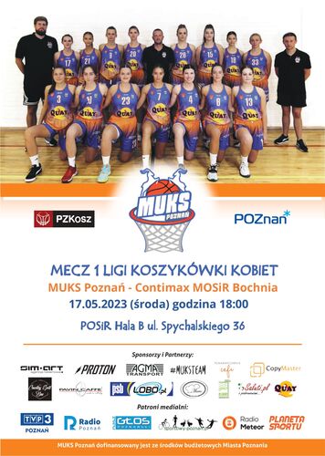 Plakat meczu ze zdjęciem drużyny koszykarek MUKS razem z trenerem.