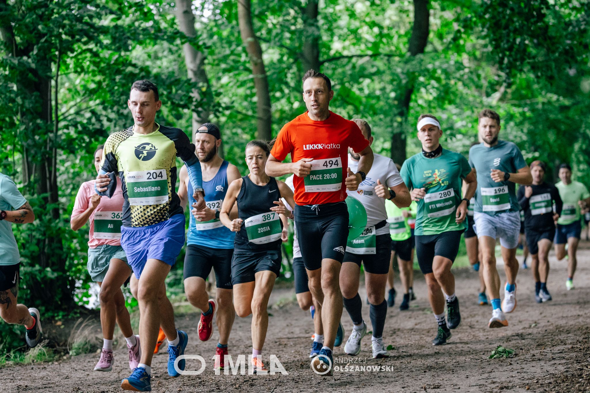 Grupa biegaczy na leśnej ścieżce nad jeziorem Rusałka