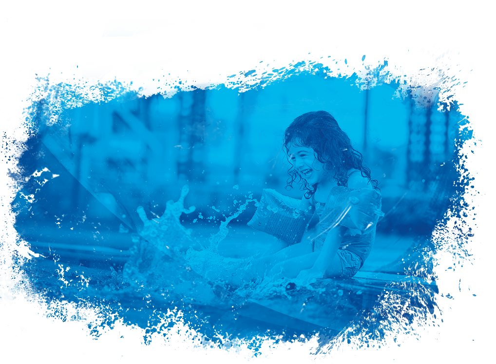 Dziecko kąpie się w wodzie