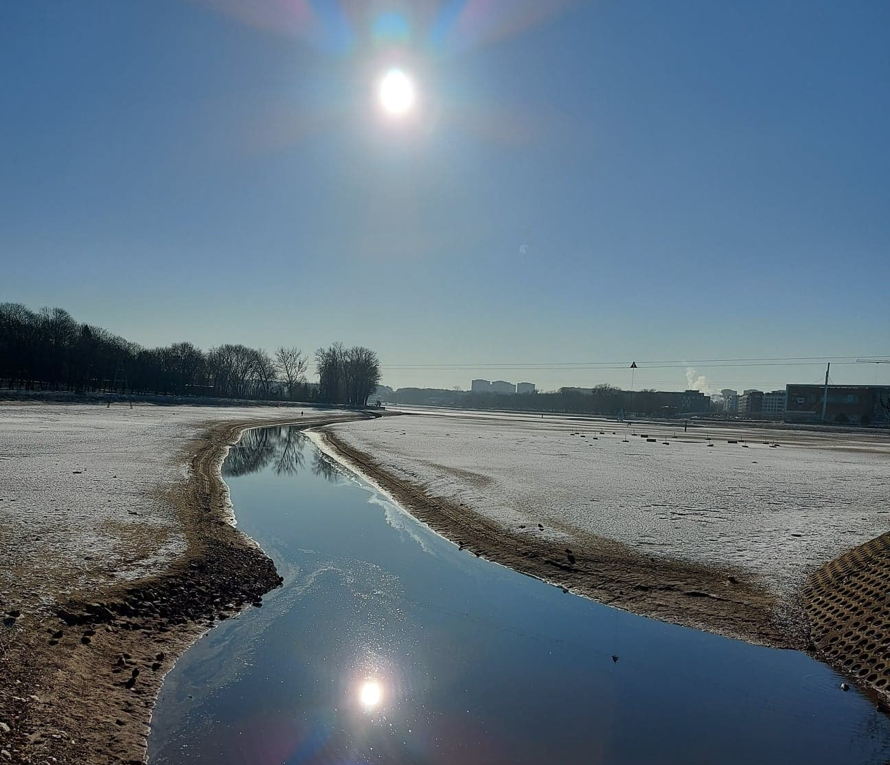 Widok ogólny kopca z flagą na szczycie