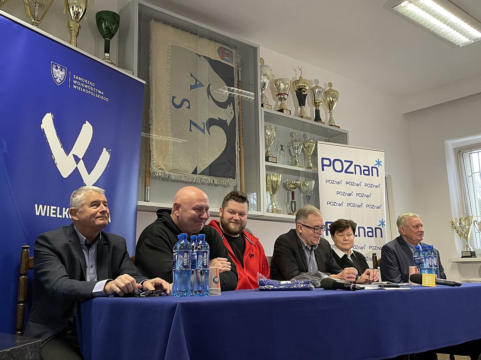 Paweł Fajdek z działaczami sportowymi podczas konferencji prasowej