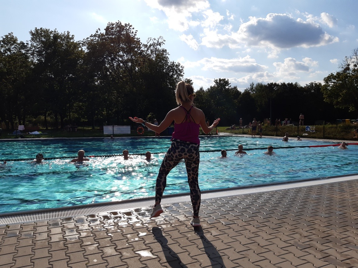 Aqua aerobik w basenie.