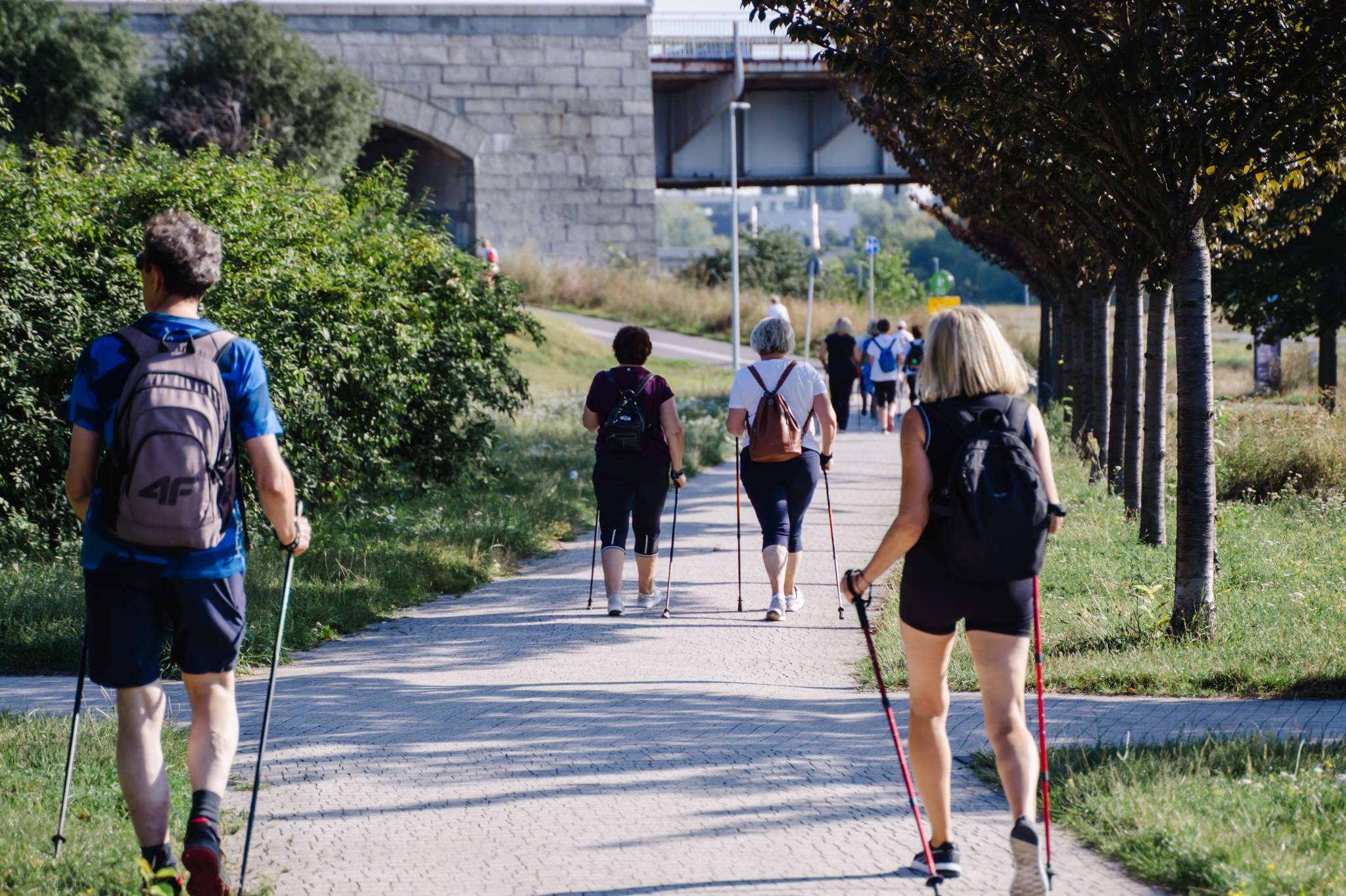 Seniorzy podczas nordic walkingu.