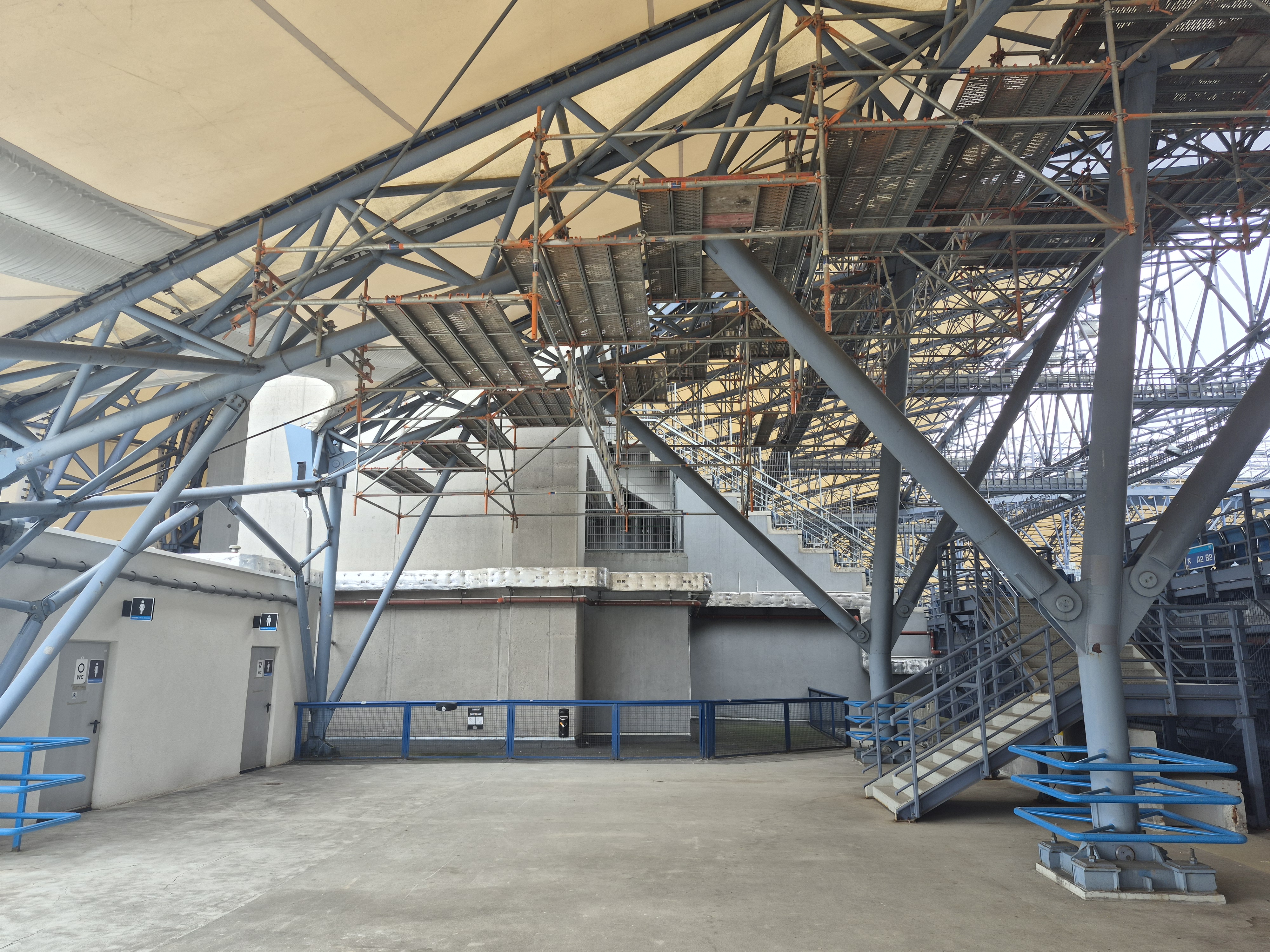 rusztowanie na trybunie Enea Stadionu