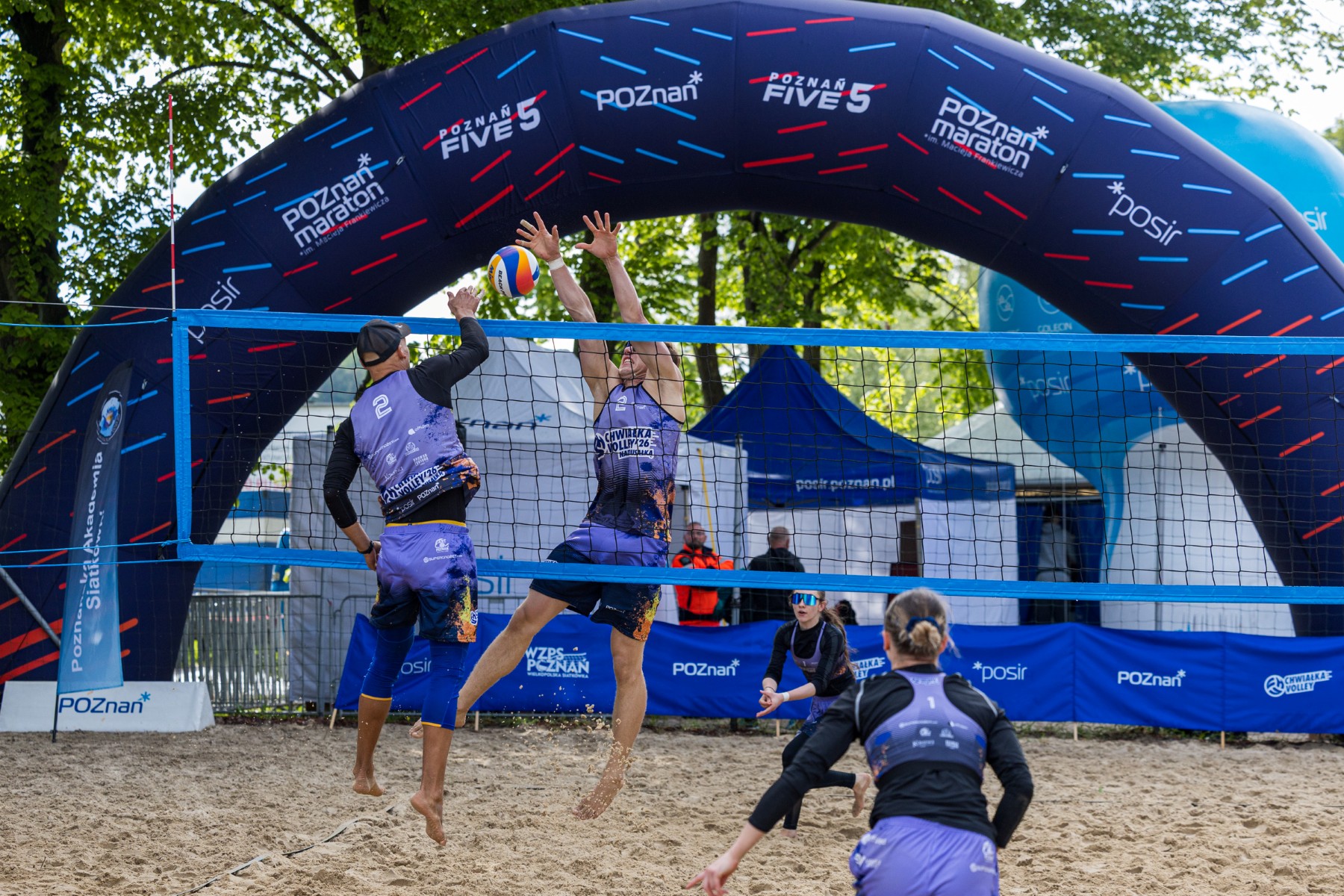 Mecz siatkówki plażowej na boiskach nad Rusałką