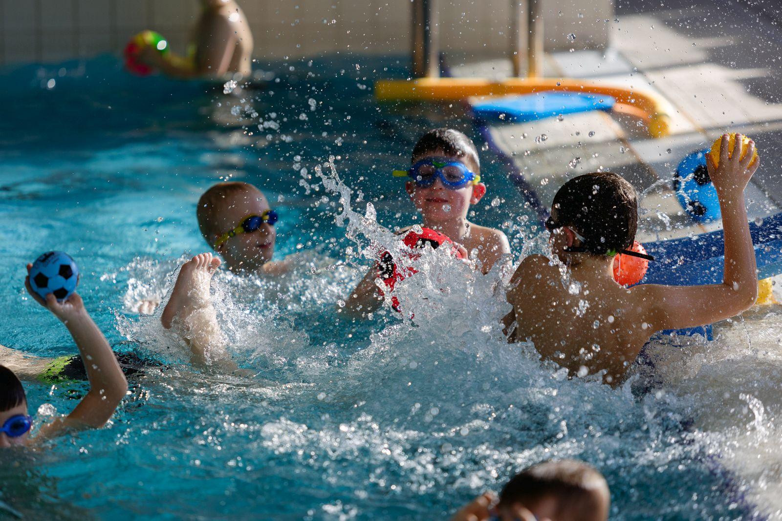 ikona Dzieci-chlapiące-wodą-na-basenie