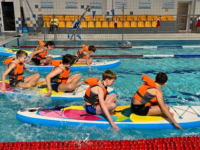Pływalnia Atlantis - dzieci pływają na deskach SUP