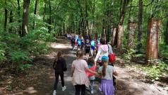 dzieci idą przez las