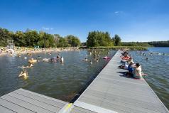 Kąpielisko Strzeszynek - ludzie na pomoście i w jeziorze podczas kąpieli