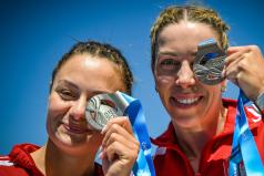 Anna Puławska i Martyna Klatt pozują do zdjęcia ze srebrnymi medalami Pucharu Świata, zasłaniając nimi jedno oko.