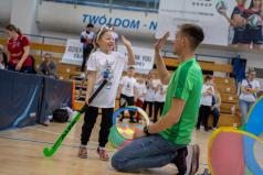 Dziewczynka-z-kijem-w-rce-przybija-pitk-trenerowi