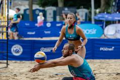 Zawodniczka-i-zawodnik-na-boisku-do-siatkowki-plaowej-1