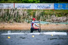 Łukasz Witkowski płynie w kajaku na torze regatowym Malta.