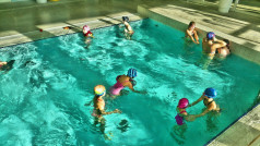 Dzieci na małym basenie (fot. B. Jasiński)