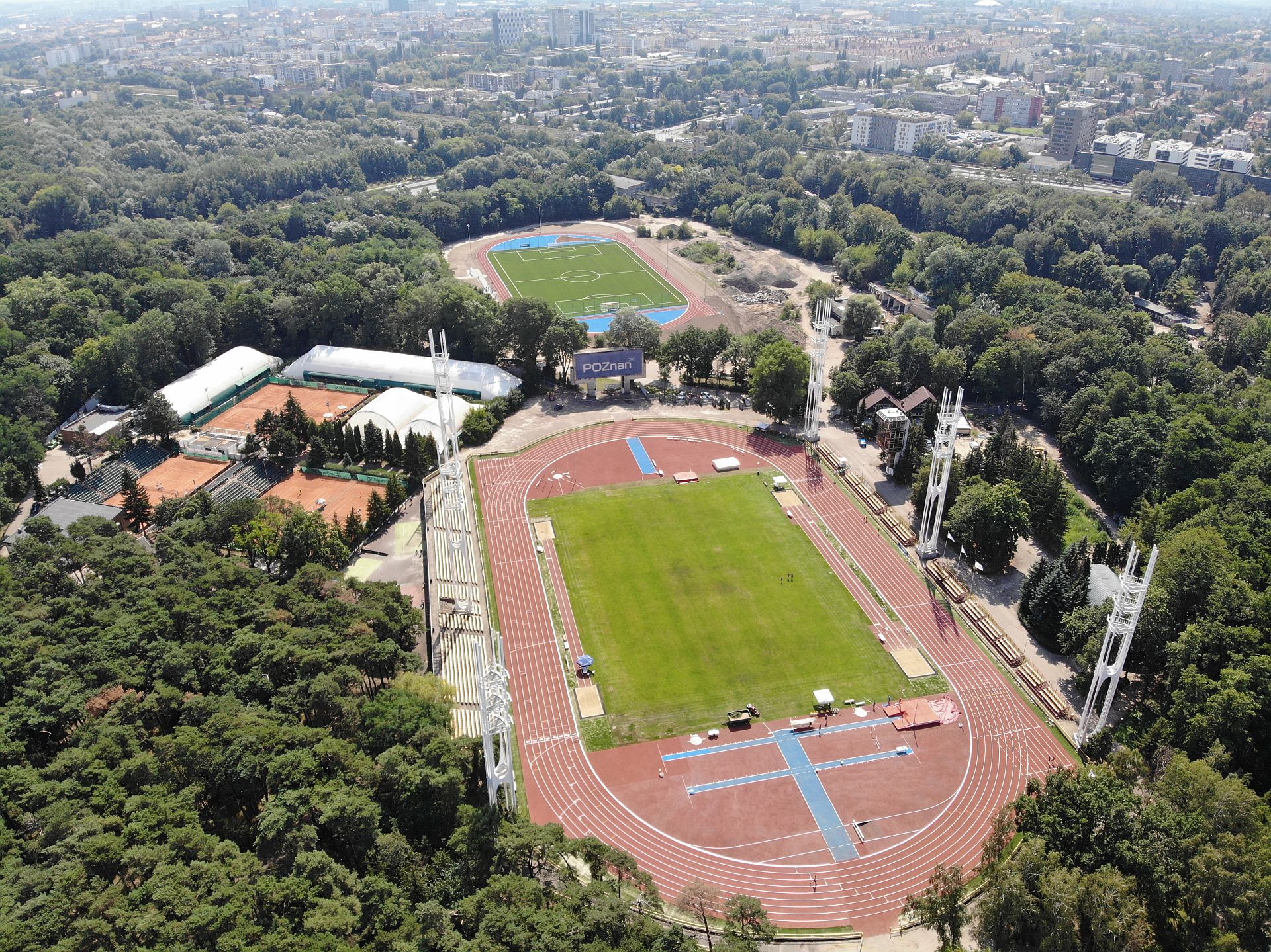 Golęcin - widok z lotu ptaka na dwa boiska oraz korty tenisowe